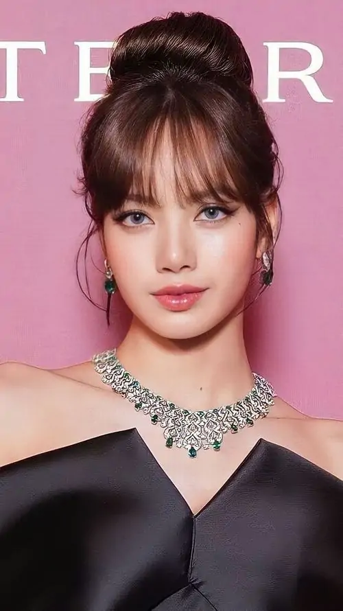 Bìa tạp chí tạo điểm nhấn cho cô gái tóc nâu búi gọn, váy đen hở vai và vòng cổ đá mang vẻ quý phái