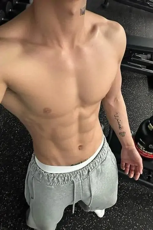 Hinh Anh nam than co bap khoe ranh bung v line bo vai rong va ve dep nam tinh day ky luat 13
