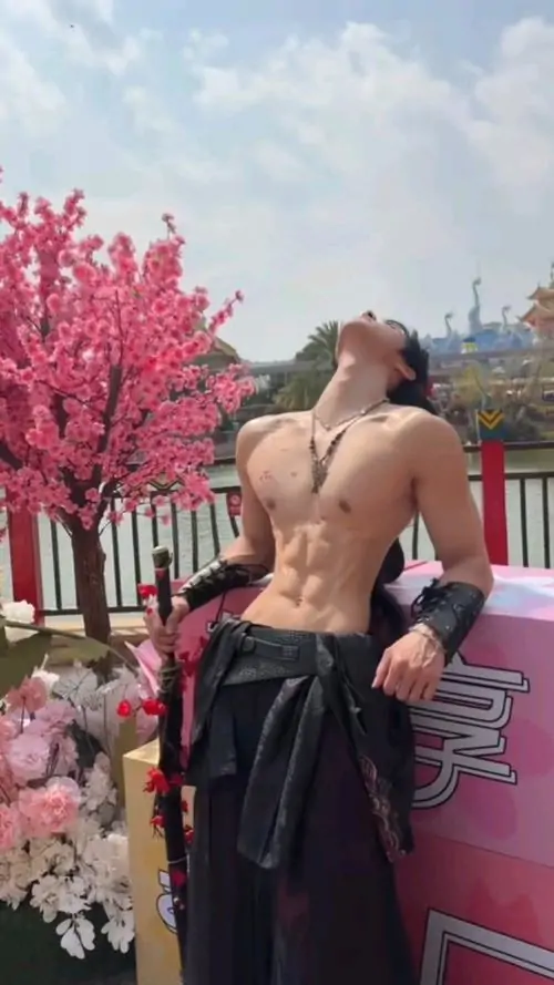 Hinh Anh nam than co bap khoe ranh bung v line bo vai rong va ve dep nam tinh day ky luat 19