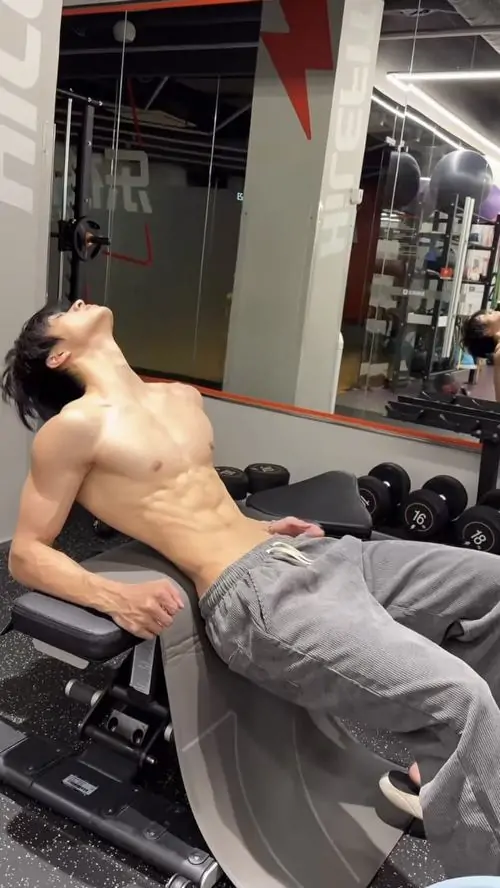 Hinh Anh nam than co bap khoe ranh bung v line bo vai rong va ve dep nam tinh day ky luat 9