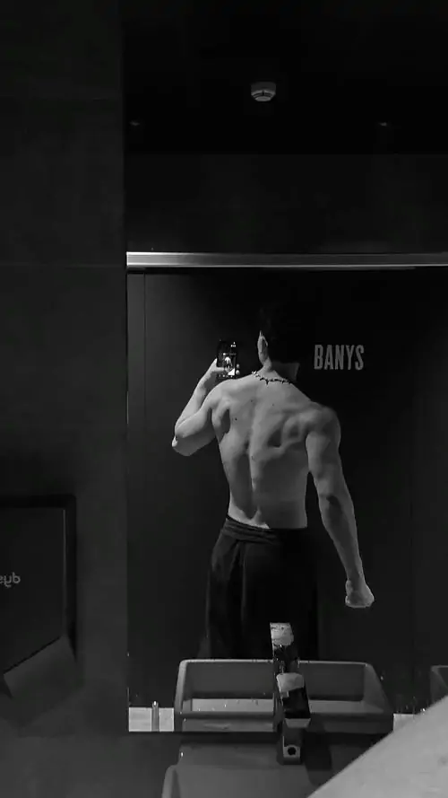 Hinh Anh trai dep phong gym cam ta don co tay noi bat va dang tap trung dung chat nam tinh 1