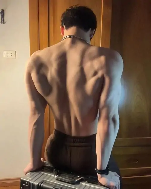Hinh Anh trai dep phong gym cam ta don co tay noi bat va dang tap trung dung chat nam tinh 2