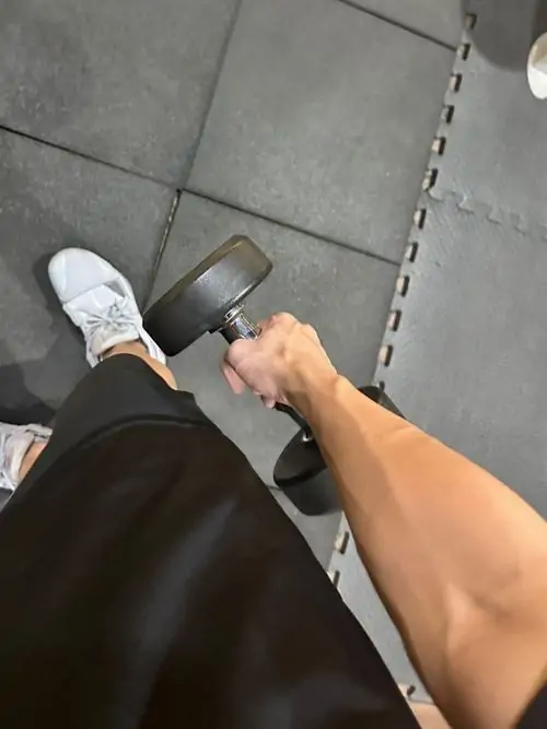 Hinh Anh trai dep phong gym cam ta don co tay noi bat va dang tap trung dung chat nam tinh 3