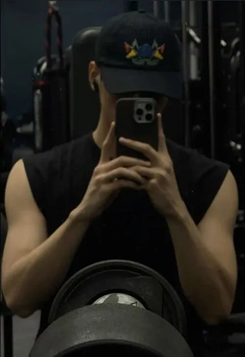 Hinh Anh trai dep phong gym cam ta don co tay noi bat va dang tap trung dung chat nam tinh 5