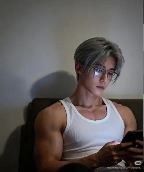 Hinh Anh trai dep phong gym cam ta don co tay noi bat va dang tap trung dung chat nam tinh 6