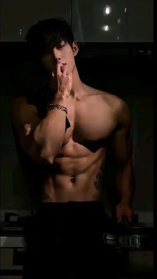 Hinh Anh trai dep phong gym cam ta don co tay noi bat va dang tap trung dung chat nam tinh 7
