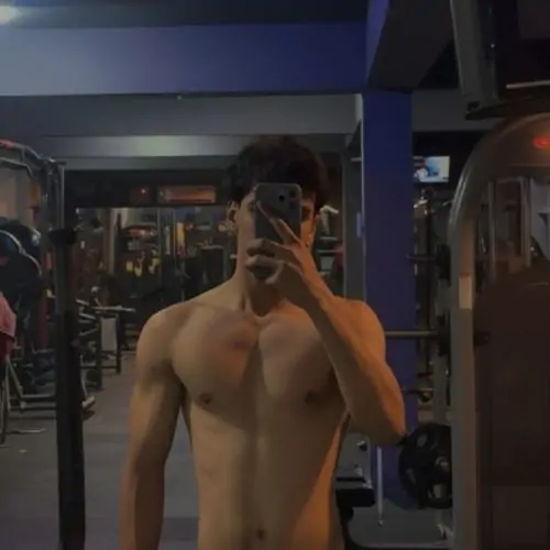 Hinh Anh trai dep phong gym cam ta don co tay noi bat va dang tap trung dung chat nam tinh 8