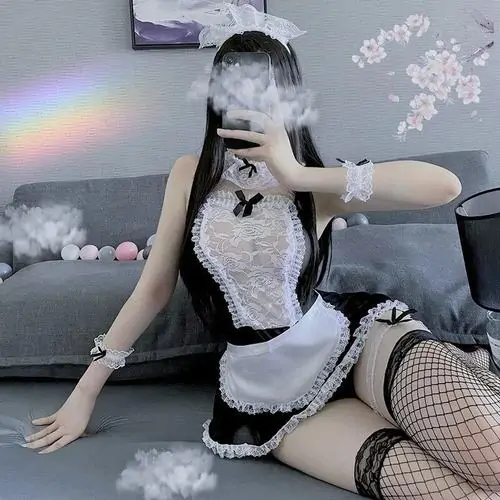 Ảnh hầu gái mang phong cách Lolita cổ điển, cô gái ngồi bên cửa sổ, váy đăng ten trắng đen và ánh mắt dịu dàng