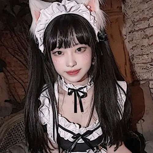 Cận cảnh người mẫu tóc dài đeo bờm đăng ten, váy hầu gái cổ điển phối nơ đen làm nổi bật gương mặt trong trẻo
