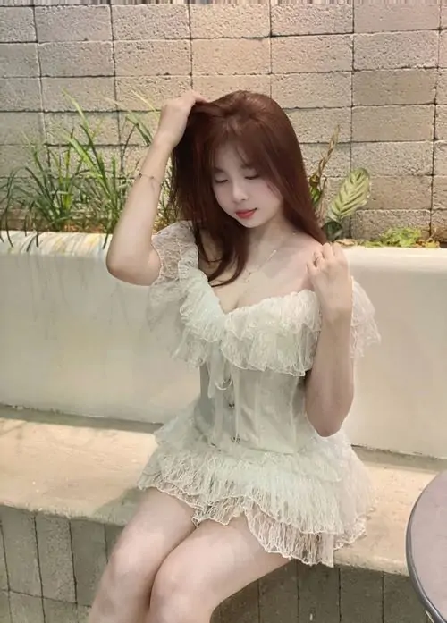 Phom váy xếp ly trên đầu gối giúp cô nàng trông cao ráo, đôi giày trắng nhỏ và túi mini giữ tổng thể gọn