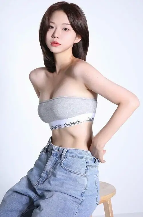 Bối cảnh phố cuối tuần làm nổi bật ảnh phái đẹp dáng thanh tân với áo croptop, quần jeans rộng và dáng đi tự tin