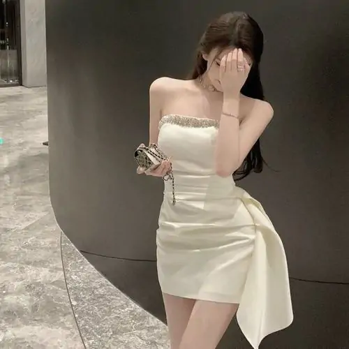 Hinh anh thieu nu vay trang ngan ben quan ca phe mai toc bong benh va dang ngoi duyen dang 4