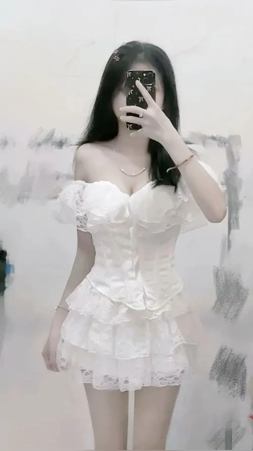 Hinh anh thieu nu vay trang ngan ben quan ca phe mai toc bong benh va dang ngoi duyen dang 5
