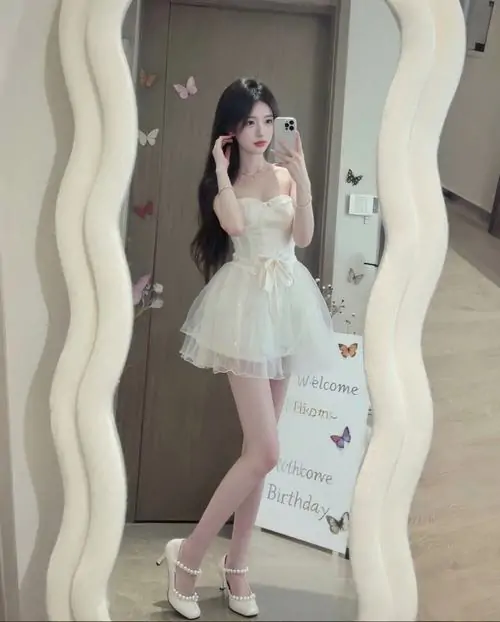 Hinh anh thieu nu vay trang ngan ben quan ca phe mai toc bong benh va dang ngoi duyen dang 7