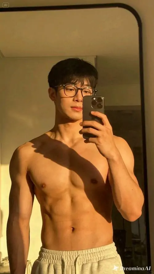 Khung hình ngoài trời có màu nắng ấm, người mẫu nam mặc quần vải sáng, bờ vai rộng và khuôn mặt góc cạnh nhìn xa