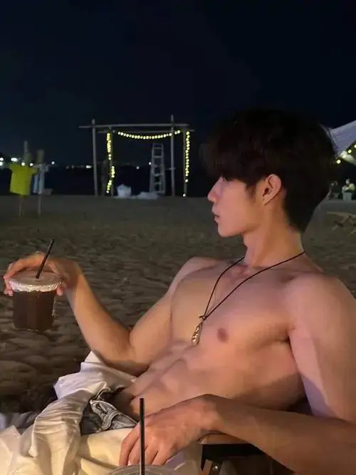 Hinh anh trai dep 6 mui Viet Nam danh cho nguoi thich ngam body san chac va than thai nam tinh 6