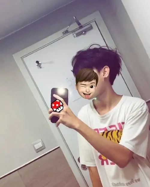 Hinh be trai sinh nam 2014 noi bat nho ve tinh nghich toc gon va boi canh san truong than quen 2