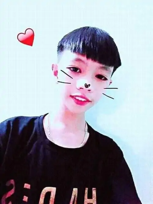Hinh be trai sinh nam 2014 noi bat nho ve tinh nghich toc gon va boi canh san truong than quen 4