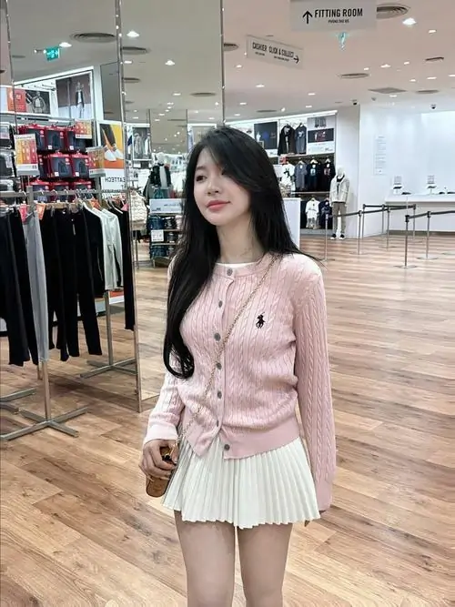 Hinh gai dep mac vay hong Barbiecore khoe lan da rang ro doi mat biet cuoi day cuon hut 13