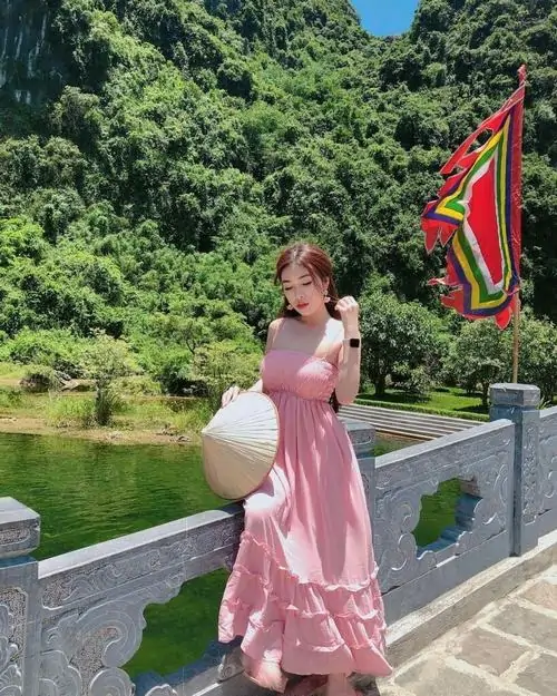 Hinh gai dep mac vay hong Barbiecore khoe lan da rang ro doi mat biet cuoi day cuon hut 4