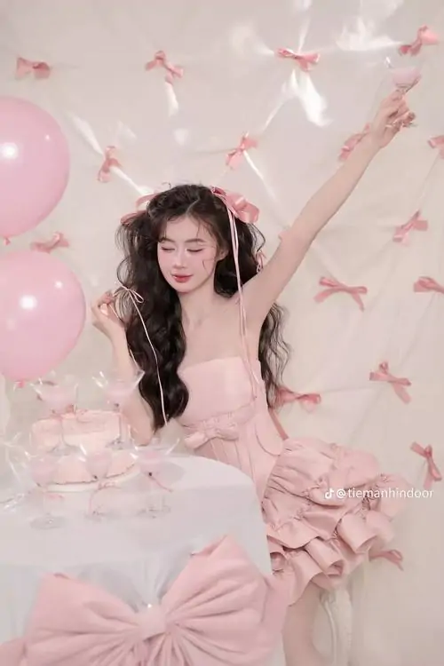 Hinh gai dep mac vay hong banh beo ta vay xoe mem mai va nu cuoi toa nang 1