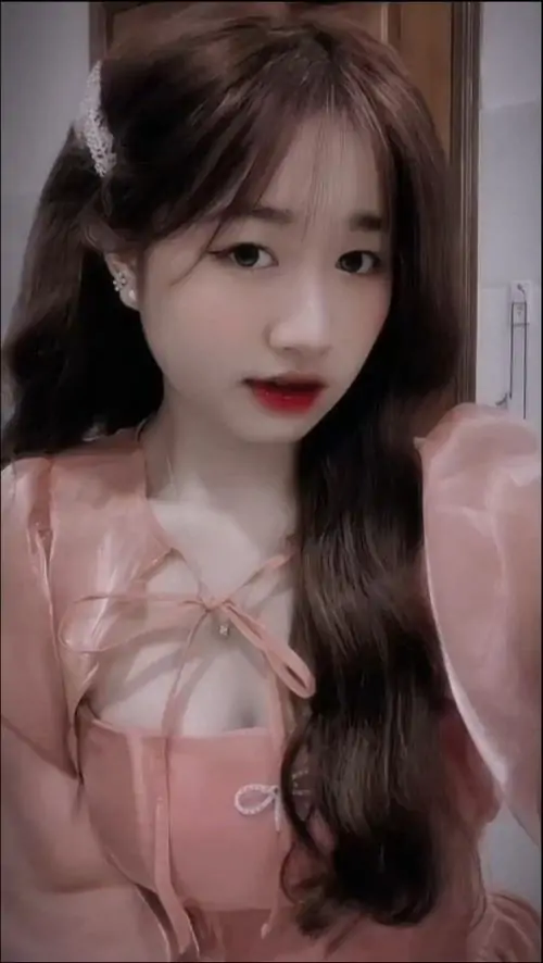 Hinh gai dep mac vay hong banh beo ta vay xoe mem mai va nu cuoi toa nang 13