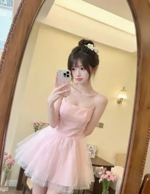 Hinh gai dep mac vay hong banh beo ta vay xoe mem mai va nu cuoi toa nang 8