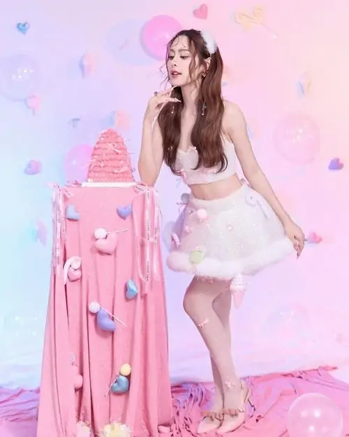 Hinh gai dep mac vay hong banh beo ta vay xoe mem mai va nu cuoi toa nang 9