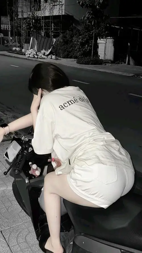 Hinh hot girl voc dang dep trong boi canh studio anh sang tu nhien va phong cach thoi trang hien dai 15