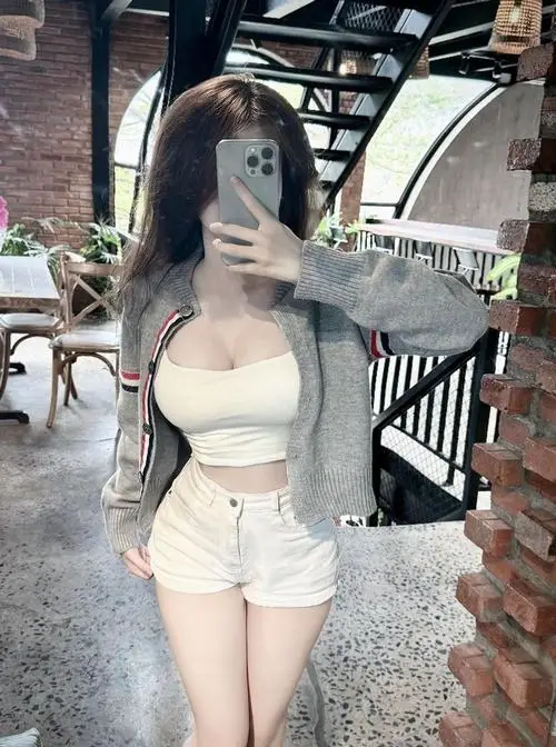 Trong buổi chụp đường phố, cô gái phối áo hai dây với quần ống rộng, kính mát nhỏ và dáng bước rất có gu