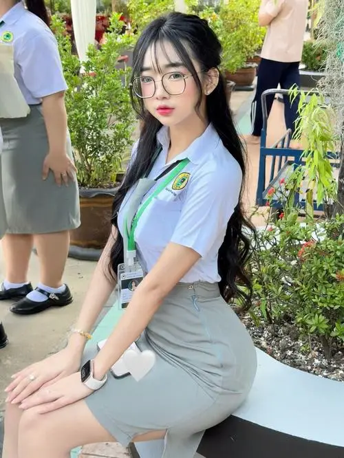 Hinh hot girl voc dang dep trong boi canh studio anh sang tu nhien va phong cach thoi trang hien dai 8