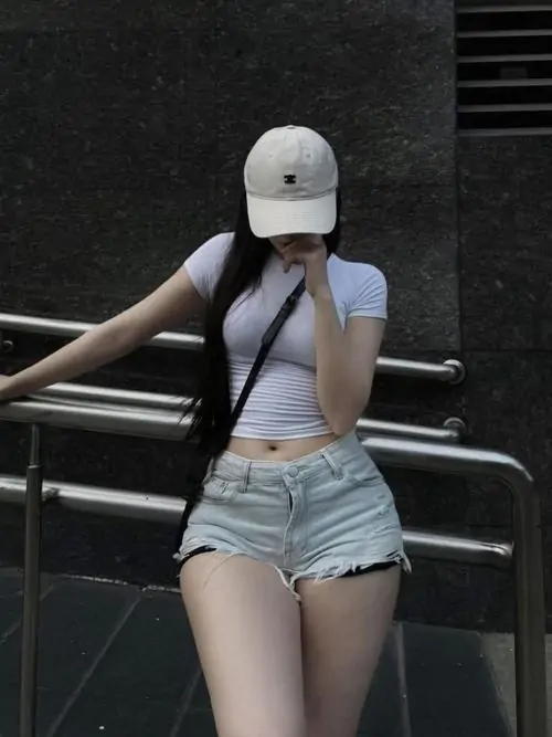 Ảnh gái xinh chụp dáng trên sàn diễn nhỏ, người mẫu váy đen bước chậm dưới ánh đèn, tấm lưng giữ thẳng