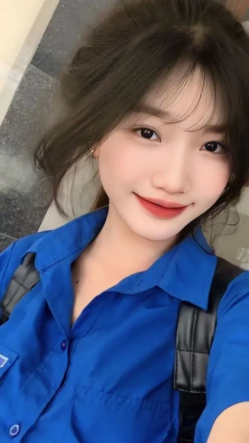 Trên nền biển xanh, hình mỹ nhân biển đảo ghi lại cô gái váy trắng xoay người cười nhẹ, tóc bay theo gió rất duyên
