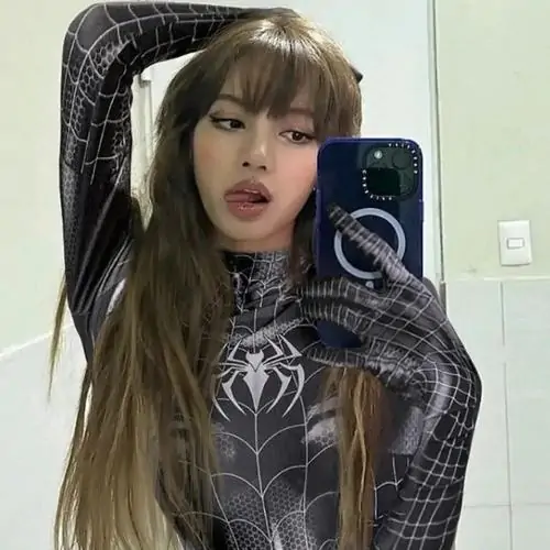 Dưới ánh sáng vàng, ảnh biểu tượng thời trang ghi lại cô gái mặc đầm đen ôm dáng, tóc búi cao và bờ vai thanh mảnh