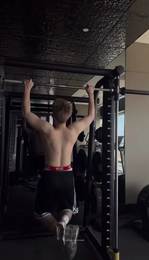 Hinh nen trai tap gym voi co bung noi nhe dang nang ta manh me va outfit the thao toi mau 1