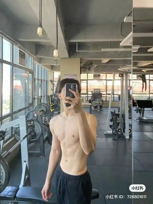 Hinh nen trai tap gym voi co bung noi nhe dang nang ta manh me va outfit the thao toi mau 10