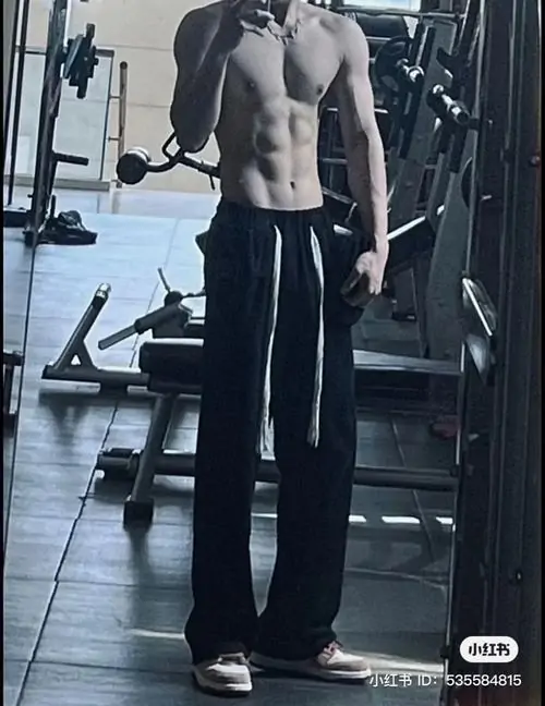 Hinh nen trai tap gym voi co bung noi nhe dang nang ta manh me va outfit the thao toi mau 12