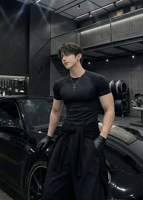 Hinh nen trai tap gym voi co bung noi nhe dang nang ta manh me va outfit the thao toi mau 13