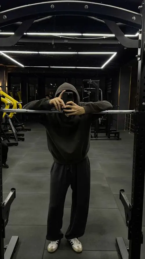 Hinh nen trai tap gym voi co bung noi nhe dang nang ta manh me va outfit the thao toi mau 14