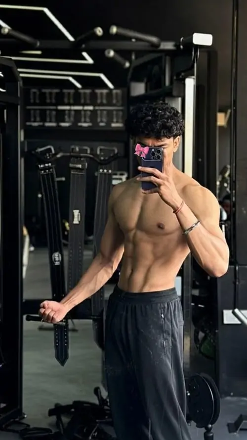 Hinh nen trai tap gym voi co bung noi nhe dang nang ta manh me va outfit the thao toi mau 15
