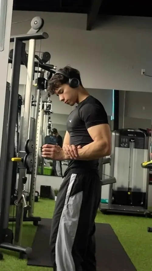 Hinh nen trai tap gym voi co bung noi nhe dang nang ta manh me va outfit the thao toi mau 16