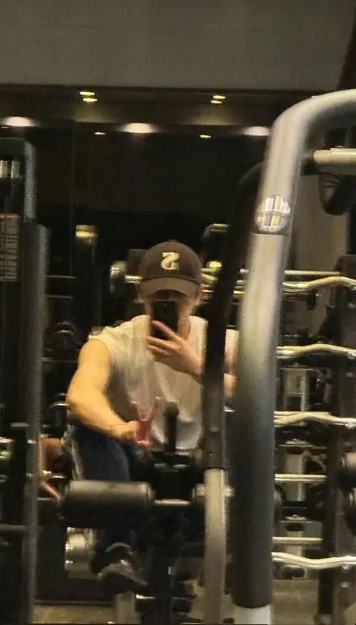 Hinh nen trai tap gym voi co bung noi nhe dang nang ta manh me va outfit the thao toi mau 17