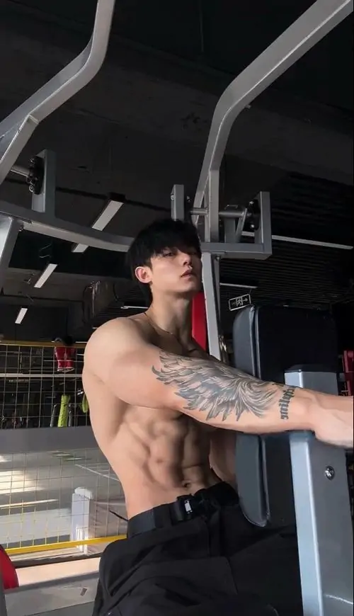 Hinh nen trai tap gym voi co bung noi nhe dang nang ta manh me va outfit the thao toi mau 18
