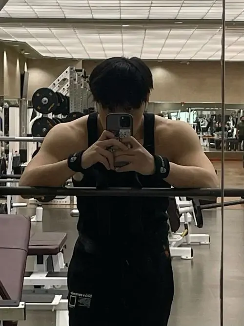 Hinh nen trai tap gym voi co bung noi nhe dang nang ta manh me va outfit the thao toi mau 19