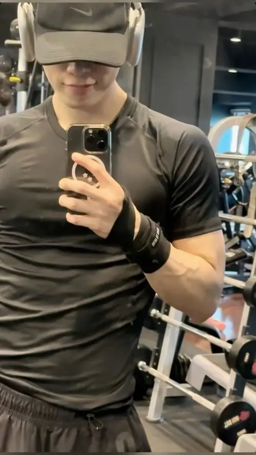 Hinh nen trai tap gym voi co bung noi nhe dang nang ta manh me va outfit the thao toi mau 2