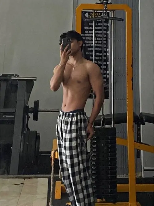 Hinh nen trai tap gym voi co bung noi nhe dang nang ta manh me va outfit the thao toi mau 20