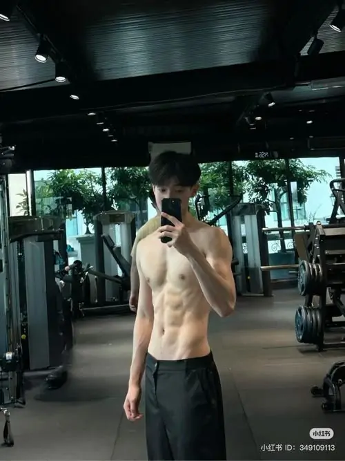 Hinh nen trai tap gym voi co bung noi nhe dang nang ta manh me va outfit the thao toi mau 21