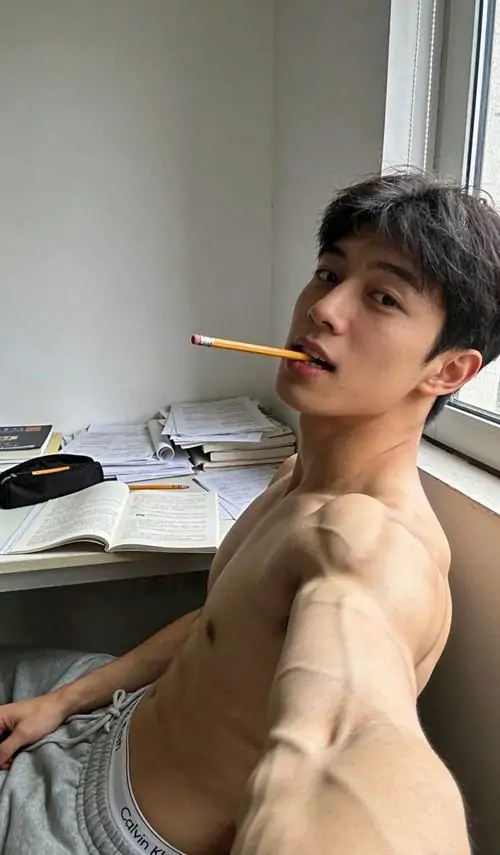 Hinh nen trai tap gym voi co bung noi nhe dang nang ta manh me va outfit the thao toi mau 22