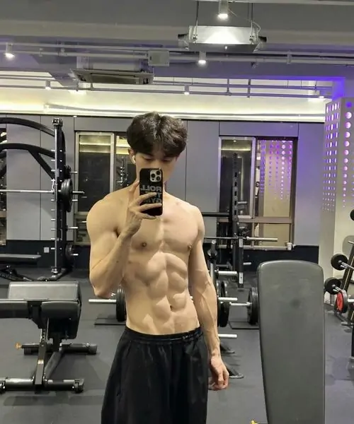 Hinh nen trai tap gym voi co bung noi nhe dang nang ta manh me va outfit the thao toi mau 23