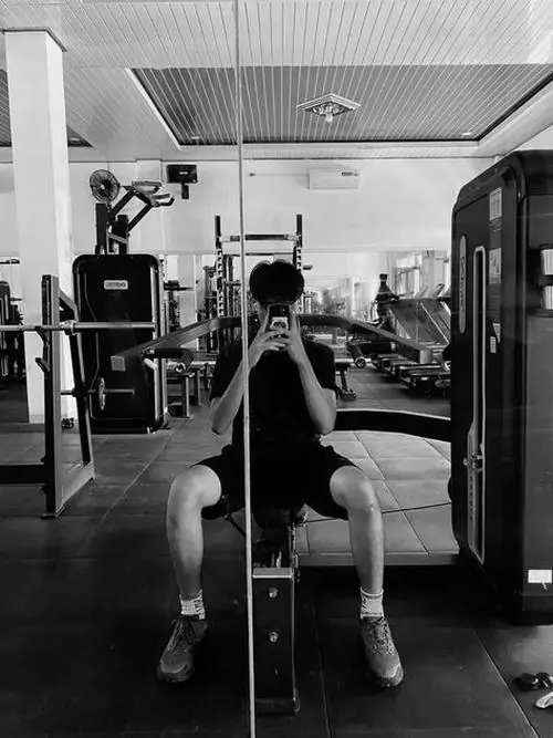 Hinh nen trai tap gym voi co bung noi nhe dang nang ta manh me va outfit the thao toi mau 3